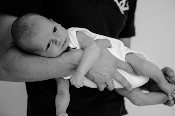 Emotionales Neugeborenes in den Händen der Eltern  - Foto, Bild