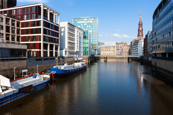 Канал, протекающий по реке Нордедельбе через город Гамбург, Германия
 - Фото, изображение
