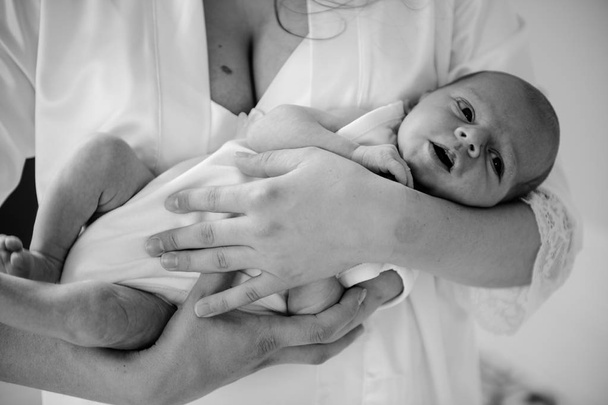 criança recém-nascida emocional nas mãos dos pais
  - Foto, Imagem