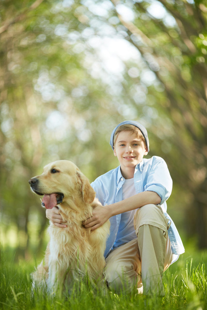 Fiú kutyával - Fotó, kép