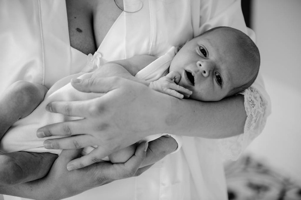 эмоциональный новорожденный ребенок в родительских руках
  - Фото, изображение