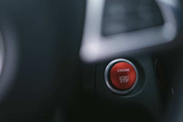 nacisk na czerwony przycisk zatrzymania startu w samochodzie z nieukierunkowaną kierownicą - Zdjęcie, obraz