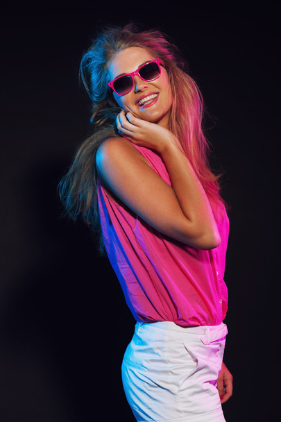 sexy retro 80s móda disco dívku s dlouhými blonďatými vlasy a zpívá - Fotografie, Obrázek