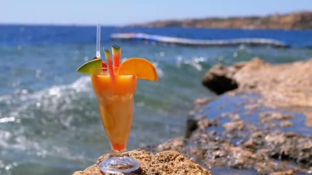 Exotické koktejly ve sklářských stáncích na pláži útesu na pozadí Rudého moře. Egypt. - Záběry, video