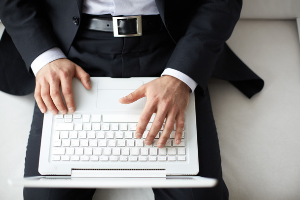 Businessman typing - Foto, imagen