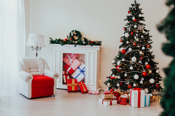 Weihnachten Feiertage Neujahr Familienurlaub Baum schmücken. - Foto, Bild