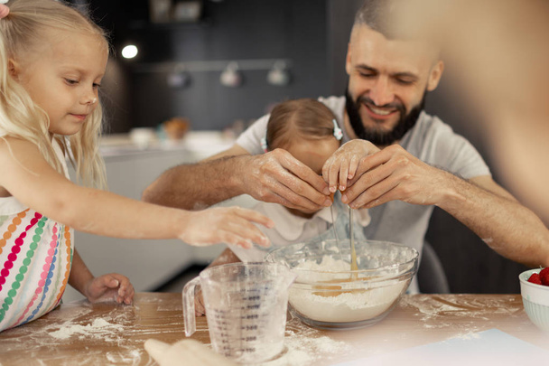 Щаслива позитивна сім'я готує омлет разом
 - Фото, зображення