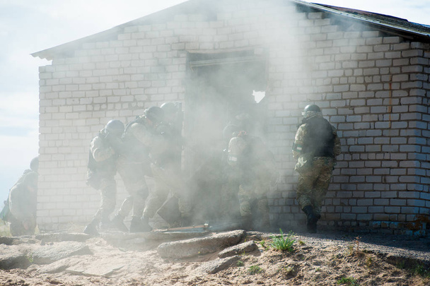 Антитеррористическая полиция подразделения во время тактических учений
 - Фото, изображение