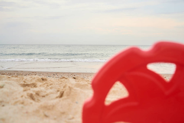 Frisbee v písku na pláži. Selektivní zaměření - Fotografie, Obrázek