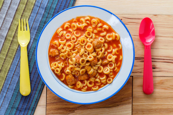 Konzerv spagetti gyűrűk húsgombóc - Fotó, kép