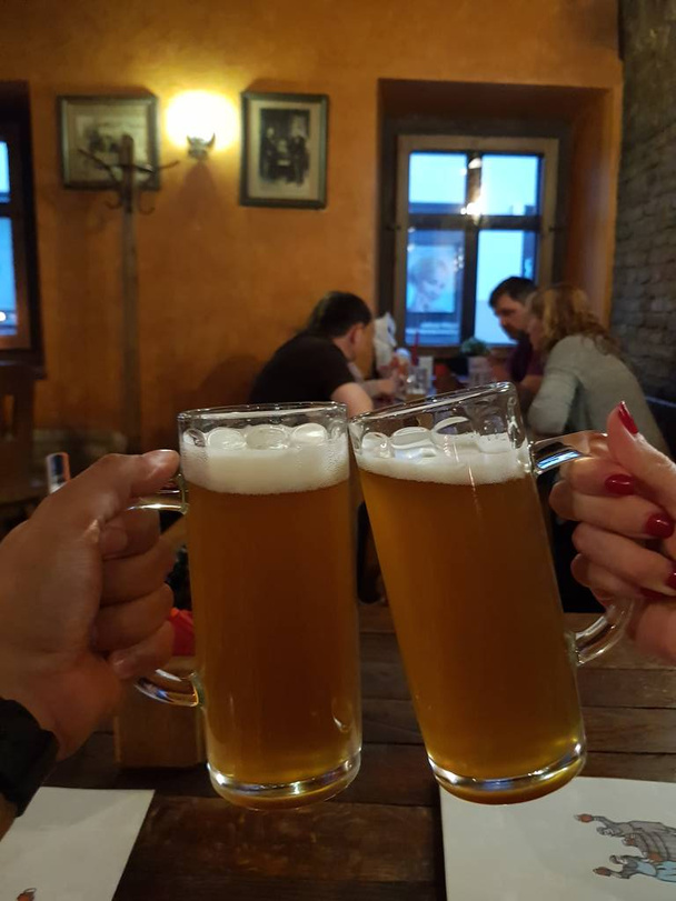 Dois copos de cerveja num pub
 - Foto, Imagem