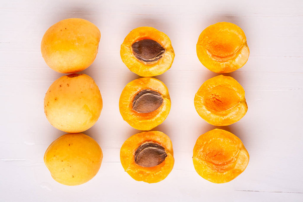Abricot fruits tranchés copie espace cadre concept blanc fond plat lay top view set collection
 - Photo, image