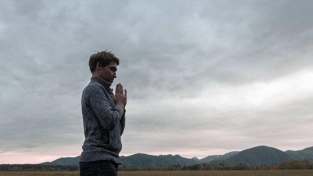Молодой человек медитирует на природе
 - Фото, изображение