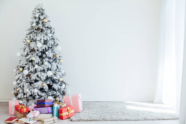 Árvore de Natal branca Ano Novo apresenta férias
 - Foto, Imagem
