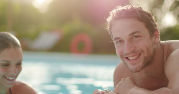 Γυναίκα και άντρας που χαμογελούν κοντά στο νερό της πισίνας. Όμορφο ρομαντικό ζευγάρι χαλάρωσης και ηλιοθεραπεία στο πολυτελές ύπαιθρο Βίλα σπίτι. Φίλοι ιταλικό ταξίδι στην Ούμπρια. 4K αργή κίνηση - Πλάνα, βίντεο