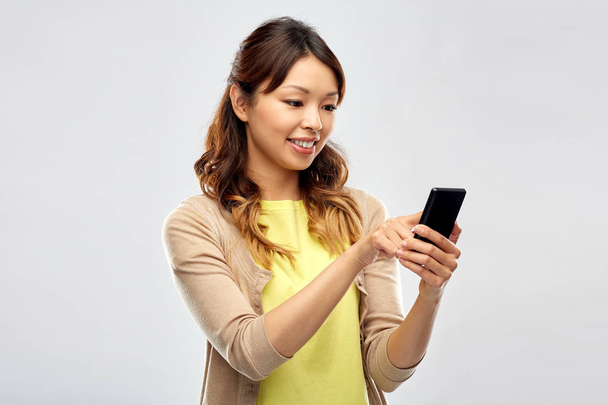 happy asian woman using smartphone - Фото, зображення