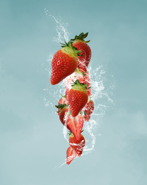 Frutas en un chorro de agua
 - Foto, imagen