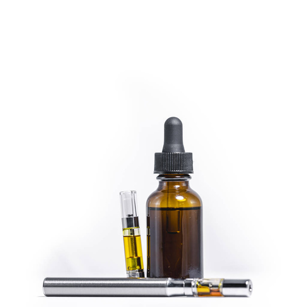 Gotero de aceite de marihuana y pluma de vape en White Backgorund
 - Foto, imagen