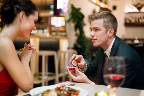 Man proposing to his girlfriend - Zdjęcie, obraz