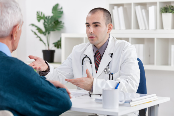 doctor explaining diagnosis to his patient - Фото, изображение