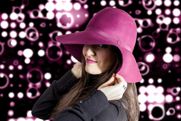 portrét mladé dívky s kloboukem přední reflektory backgro - Fotografie, Obrázek