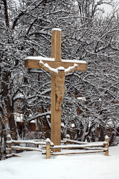 刻まれた木製の十字架 - 写真・画像