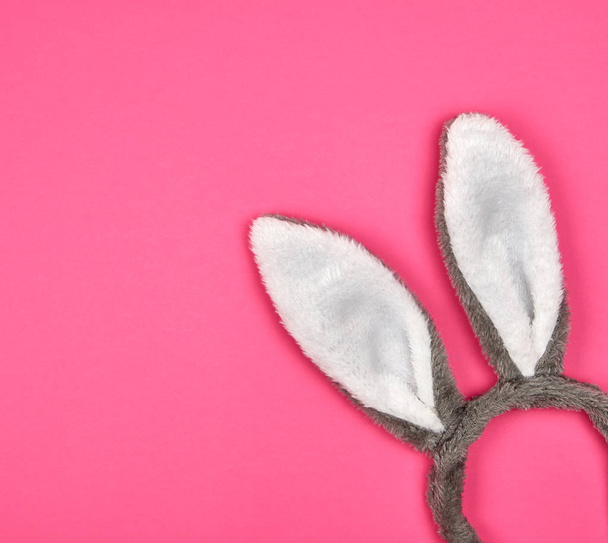Pelzkopfschmuck eines Hasen mit Ohren auf rosa Hintergrund - Foto, Bild