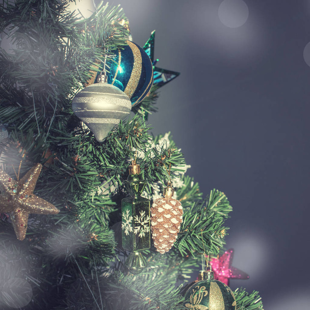 Kerstboom feestelijke achtergrond. Xmas decor speelgoed ballen Snowflake Cone pailletten ster Snowflake. - Foto, afbeelding