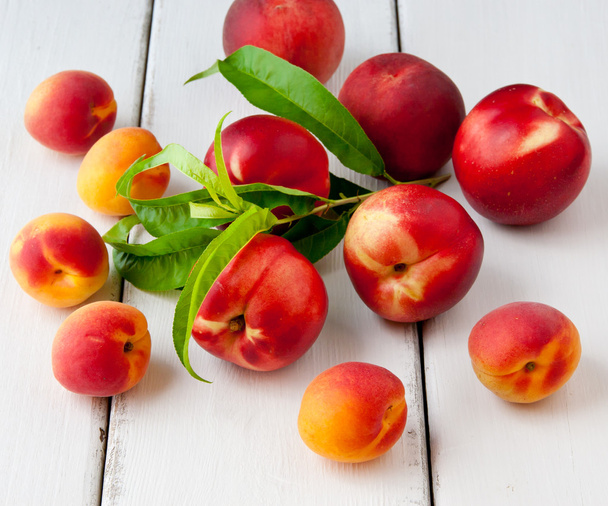 kleurrijke zomer fruit - abrikozen, nectarines en perziken op woo - Foto, afbeelding