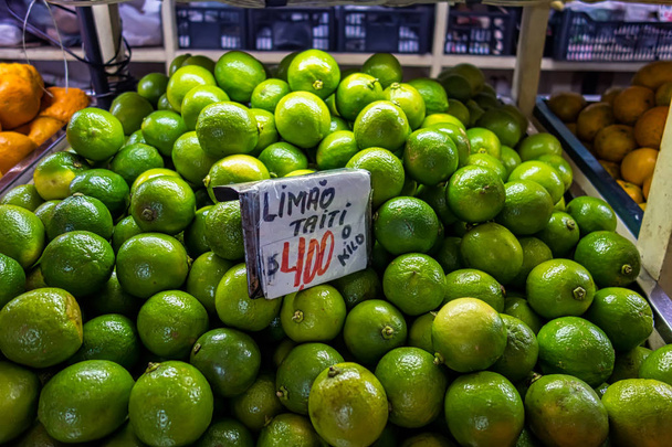 limones están en el popular mercado municipal de Brasil con un precio anunciado de R $4,00 por kilo - Foto, Imagen