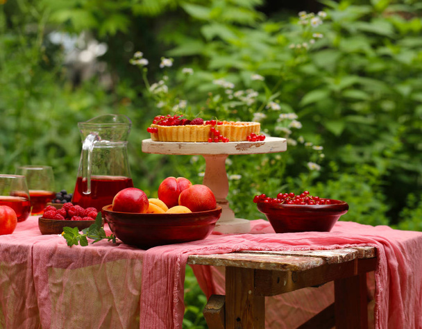 Picknick in der Natur, Kuchen und Salate, frische Beeren und Früchte - Foto, Bild