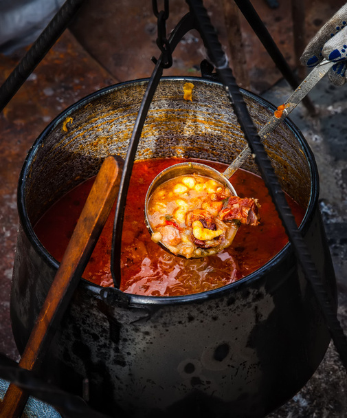 Sopa tradicional de Goulash en caldero
 - Foto, Imagen