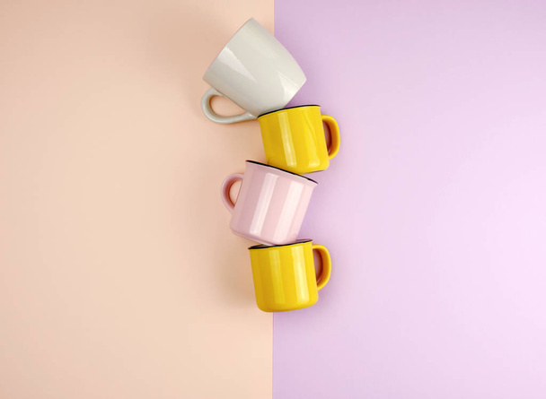 tasses en céramique multicolores avec une poignée sur un pastel abstrait b
 - Photo, image