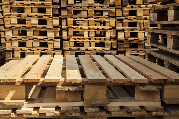 Palettes de transport en bois en piles prêtes à être livrées
. - Photo, image