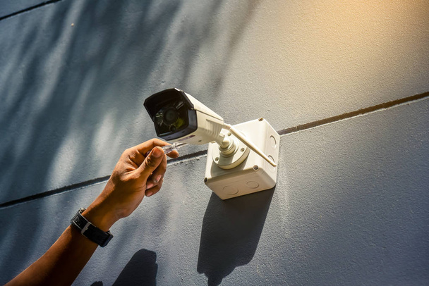 Uma tecnologia de câmera de infravermelho CCTV 4.0 para olhar área de segurança de pessoas
. - Foto, Imagem