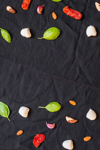 Siyah arka plana karşı farklı İtalyan gıda maddelerinin seçimi - Fotoğraf, Görsel