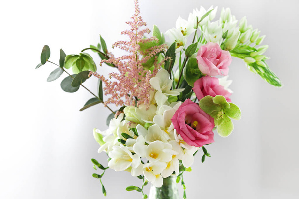 新鮮なフリージアの花と美しい花束 - 写真・画像