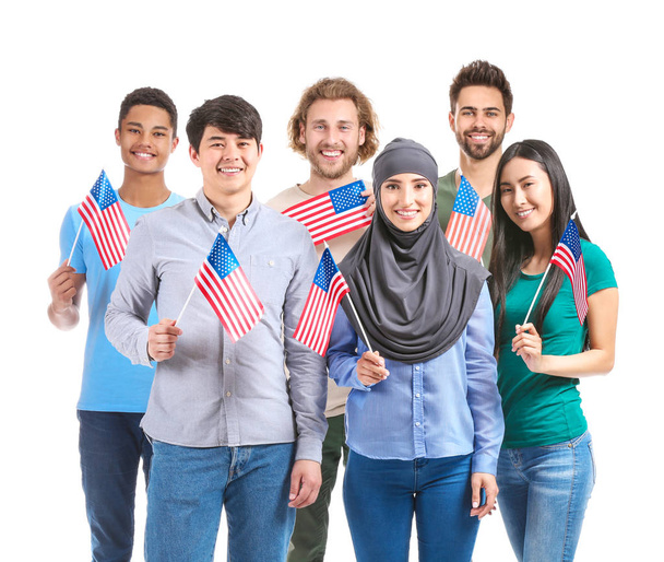 Ομάδα μαθητών με σημαίες των ΗΠΑ σε λευκό φόντο - Φωτογραφία, εικόνα