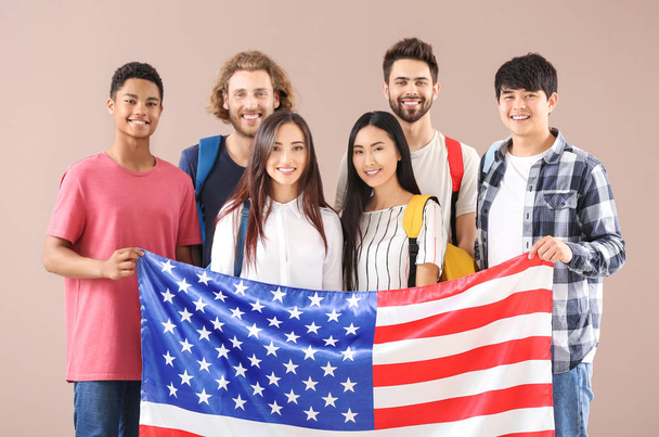 Grupo de estudantes com bandeira dos EUA em fundo de cor
 - Foto, Imagem