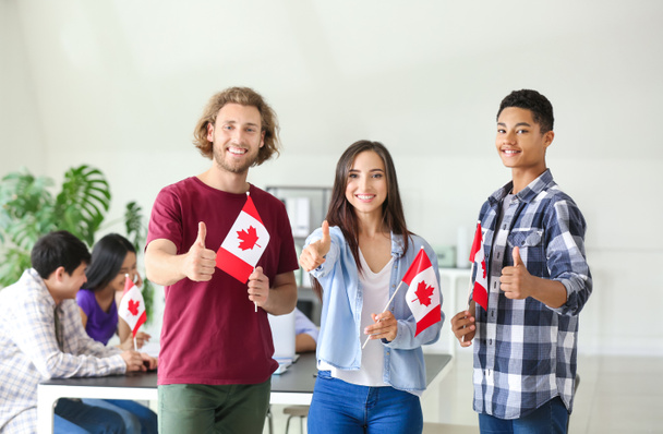 Grupo de estudiantes con banderas canadienses en el aula
 - Foto, imagen