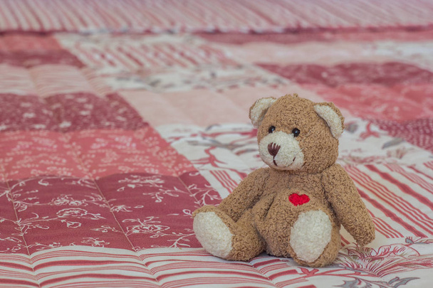 Játék medve egy rózsaszín-fehér ágyátú - Fotó, kép