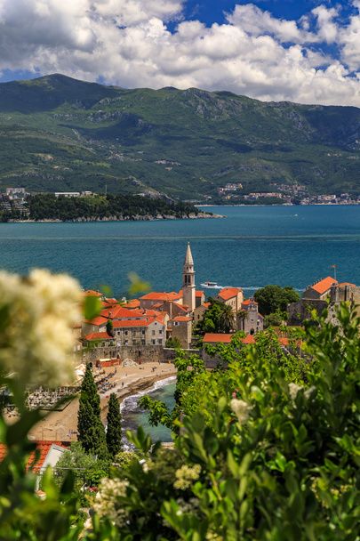 Vista aérea del casco antiguo de Budva con la ciudadela y el mar Adriático en Montenegro
 - Foto, Imagen