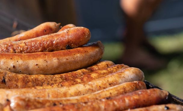 Image rapprochée de saucisses cuites dans un barbe électoral australien
 - Photo, image