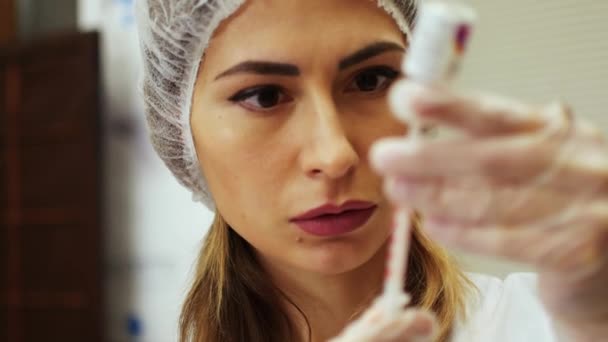 A woman is preparing a syringe for injection. - Filmagem, Vídeo