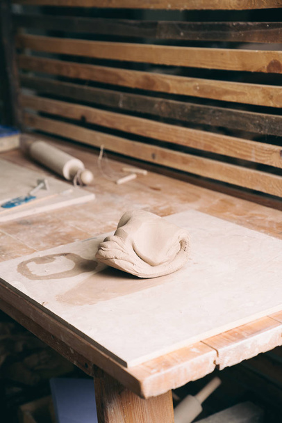 Clay su un tavolo in uno studio. Materiale per ceramica
. - Foto, immagini