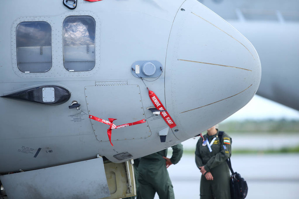 Verwijderen vóór vlieg veiligheidswaarschuwing lint op een militair vrachtvliegtuig - Foto, afbeelding