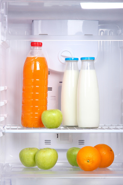 Openen koelkast met vegetarisch (dieet) voedsel - Foto, afbeelding
