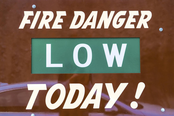 Vista de perto de um sinal que lê Fire Danger Low Today
 - Foto, Imagem
