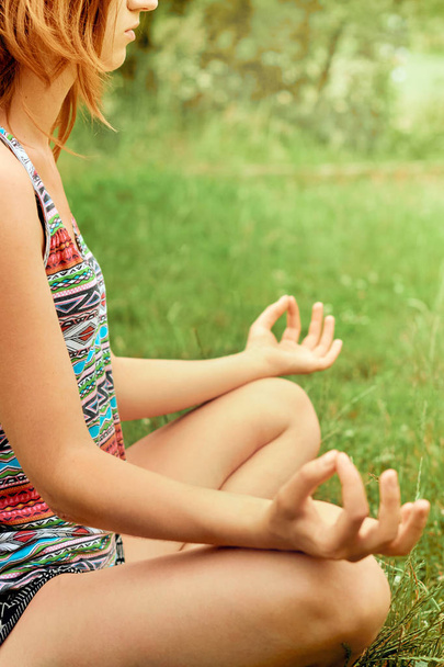 Genç Güzel Kadın Sunny Meadow Yoga Uygulamaları. Aktif Yaşam Tarzı. Güzellik kadın yoga sağlıklı ve yoga kavramı yapıyor. Fitness ve spor - Fotoğraf, Görsel
