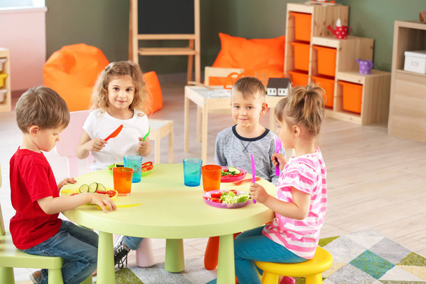 Kreş lezzetli öğle yemeği yeme sevimli küçük çocuklar - Fotoğraf, Görsel